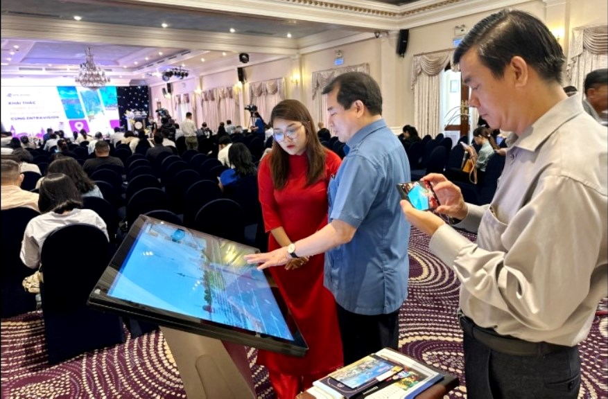Phó Cục trưởng Cục Du lịch Quốc gia Việt Nam Hà Văn Siêu tìm hiểu thông tin du lịch TP. Hồ Chí Minh thông qua công nghệ tại Hội thảo